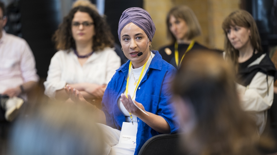Moderatorin Emine Aslan im Gespräch