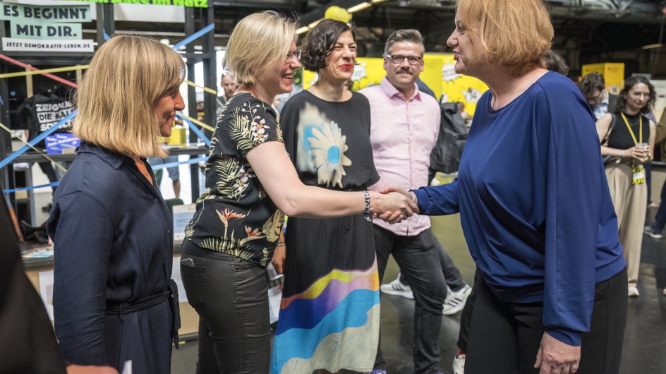 Hanna Gleiß und Lisa Paus schütteln sich die Hand