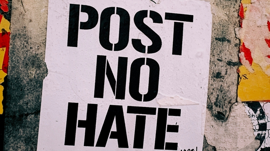 „POST NO HATE” als Graffiti auf einer Wand