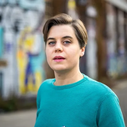 Foto Sabrina Winter: Person mit braunen Haaren und türkisen Pullover 